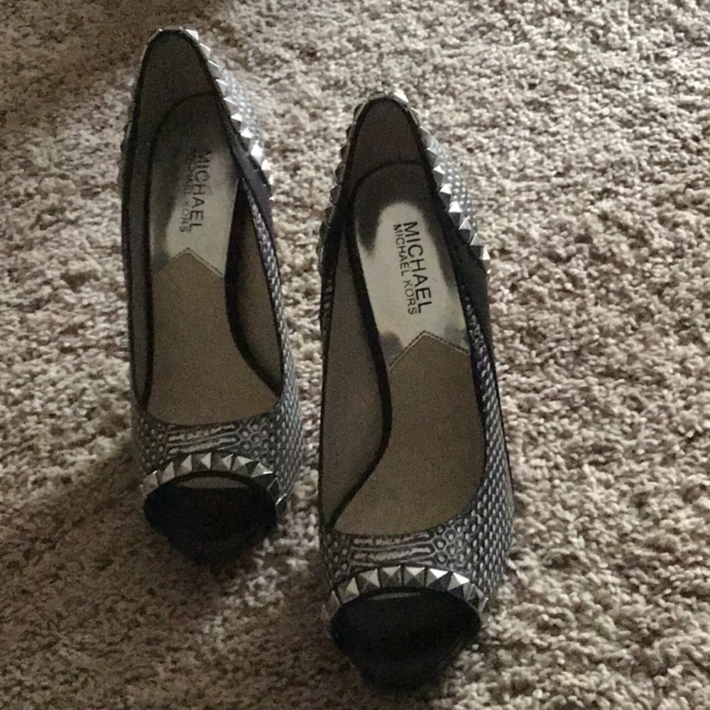 Shoes - Picture 2 of 4